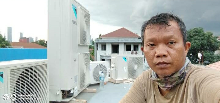 Teknisi utama Theo Teknik